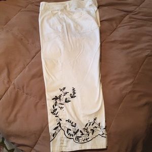 Cropped pants with embroidery